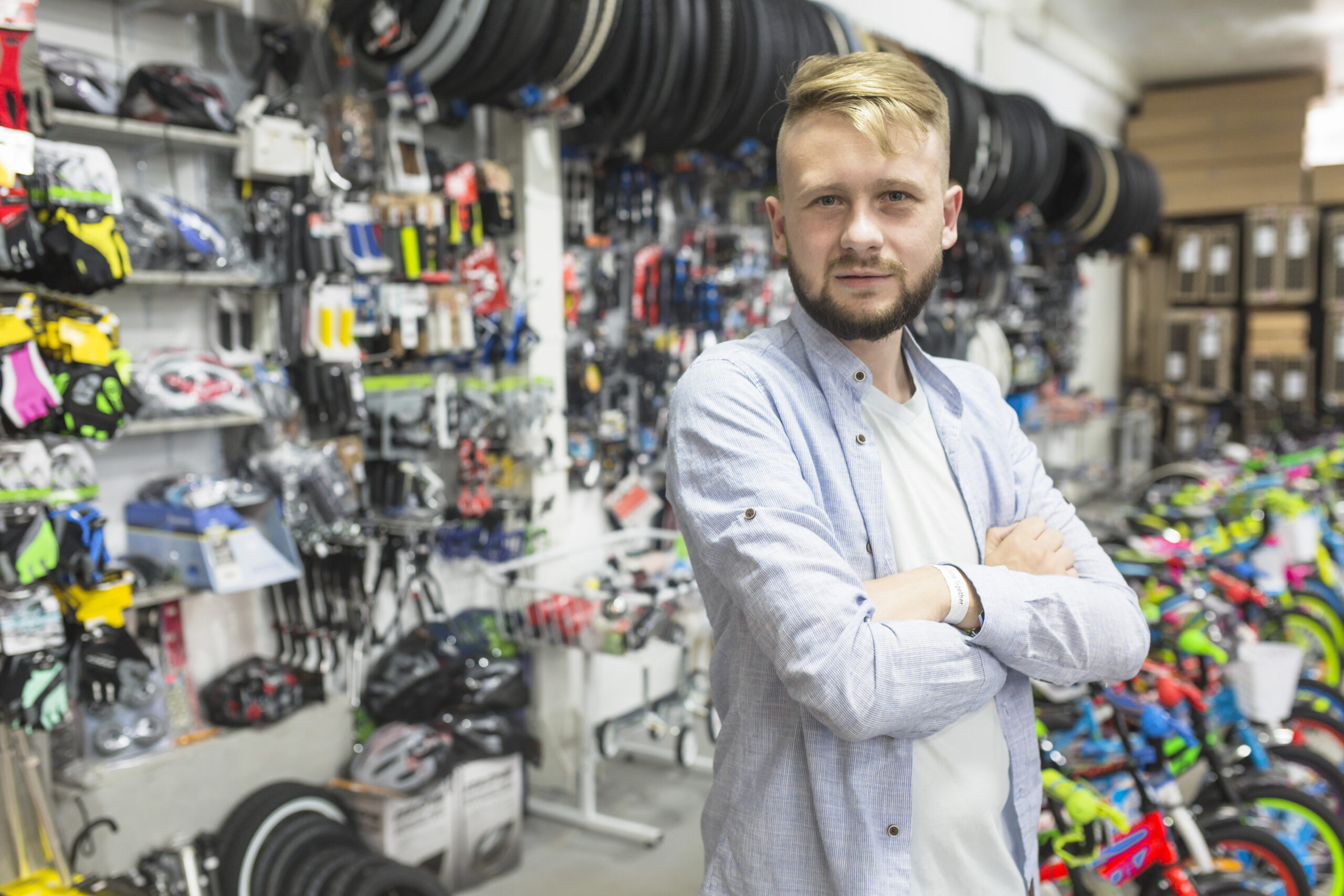 mecanico-com-bracos-cruzados